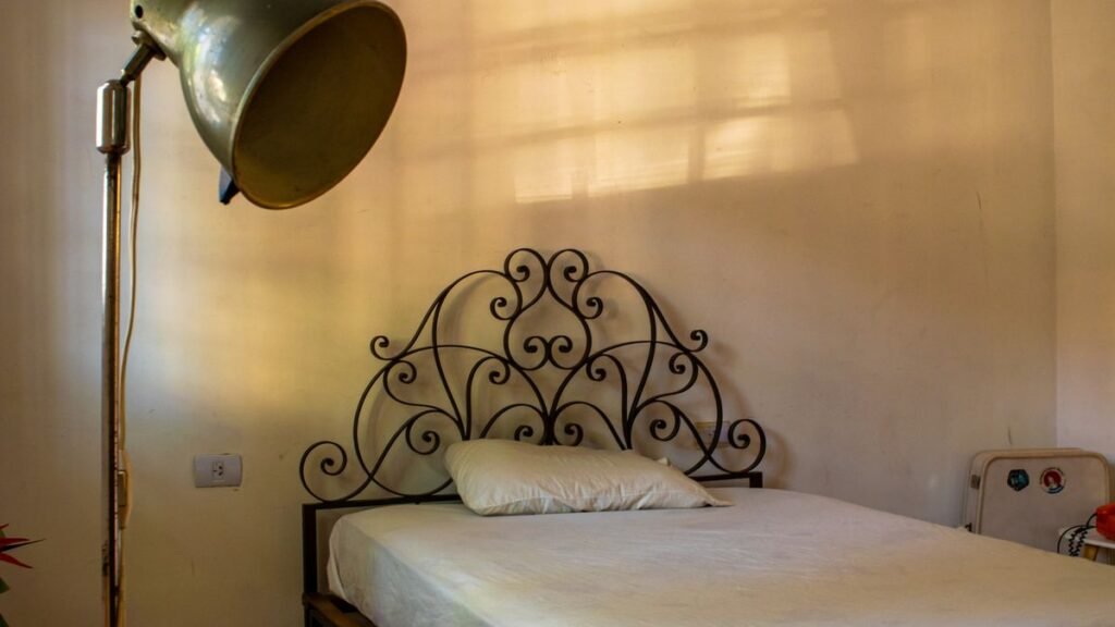 Choosing the right king size metal bed frame: putting it all together