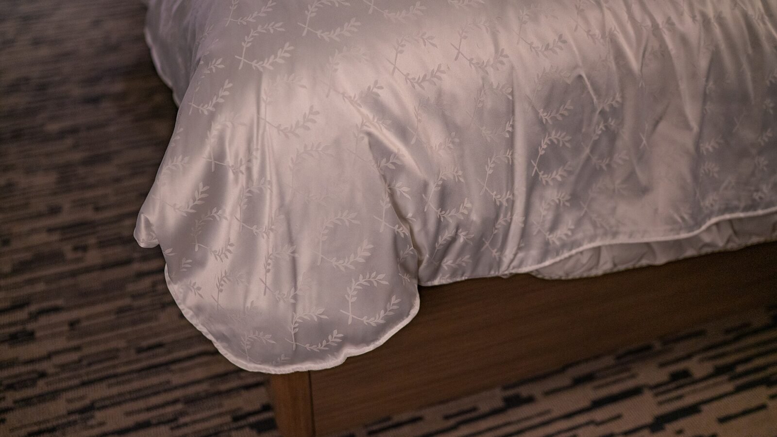 How to Import Hotel Furniture from China: A Practical Guide for Hotel Projects 1 Hotel guestroom bed and interior, illustrating a furniture package for a hospitality project